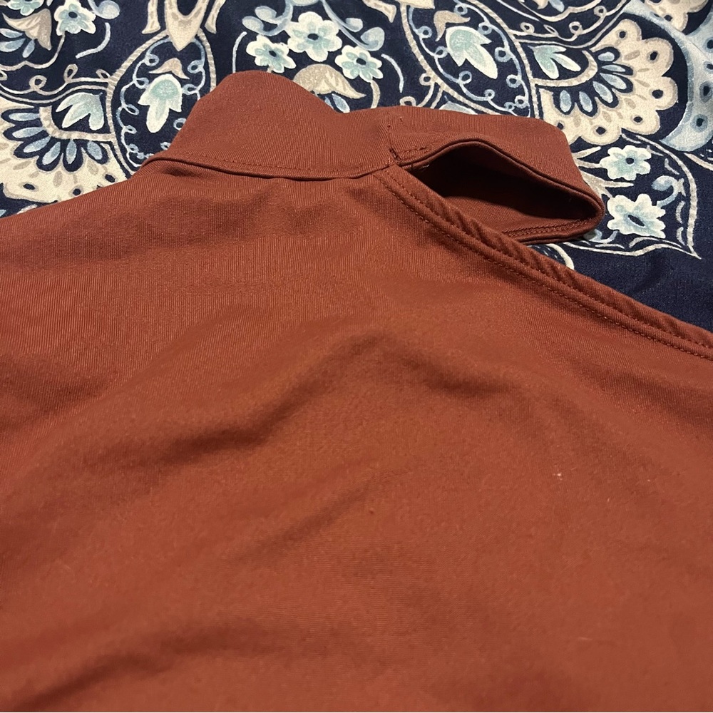 EUC Abercrombie & Fitch Long-Sleeve Seamless Fabric Asymmetrical Cutout Top -S - Picture 4 of 7